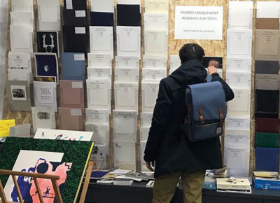 Chartothèque de l’imprimerie : mur d’échantillons de papiers