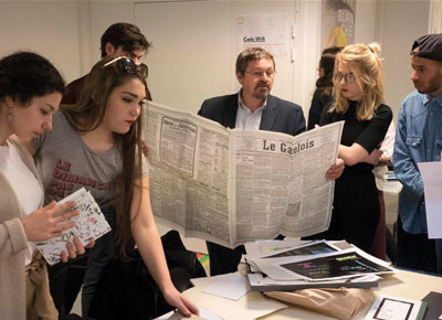 Workshop avec des étudiants autour de documents imprimés