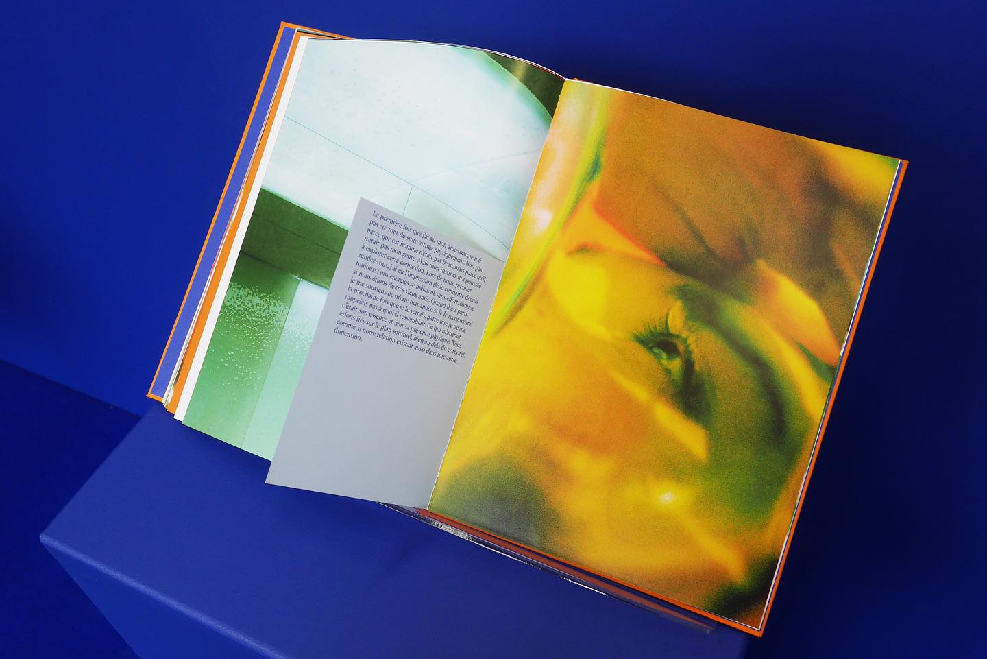 Livre ouvert sur une double page photo en couleurs