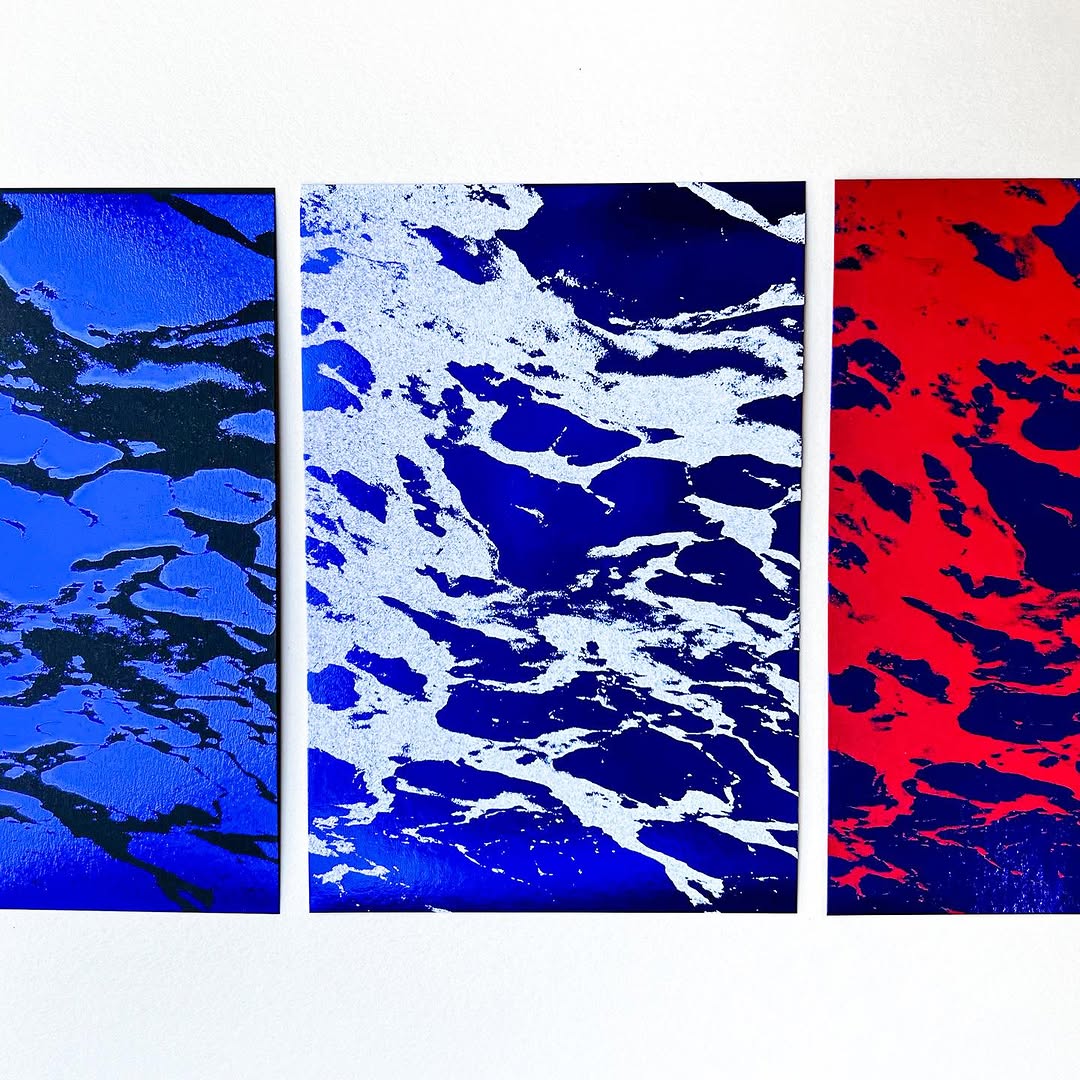 Tirages d’art aux aplats bleus et rouges intenses