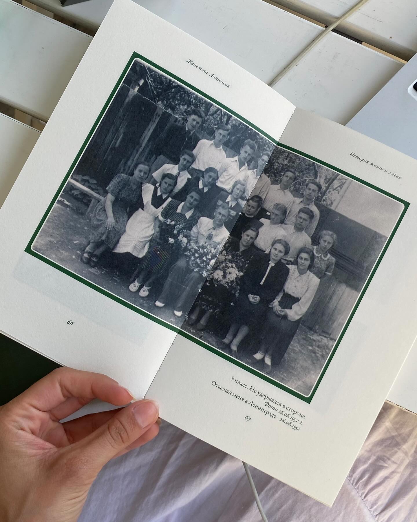 Livre ouvert sur une photographie de famille en noir et blanc