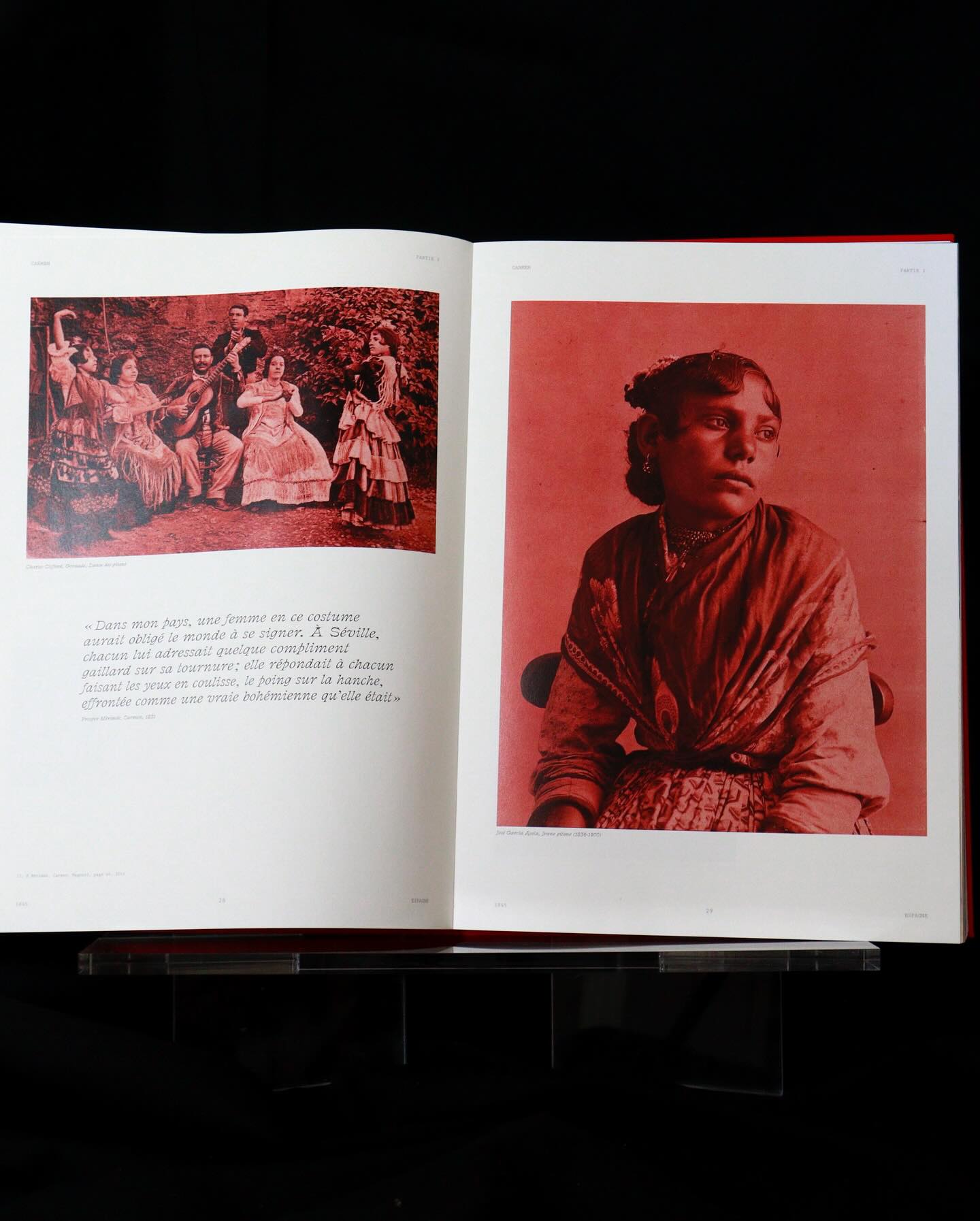 Livre ouvert sur des illustrations imprimées en rouge