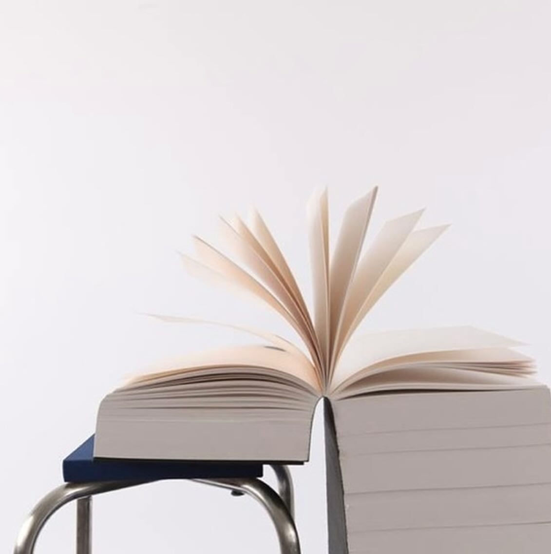 Livre ouvert en éventail, dos carré-collé