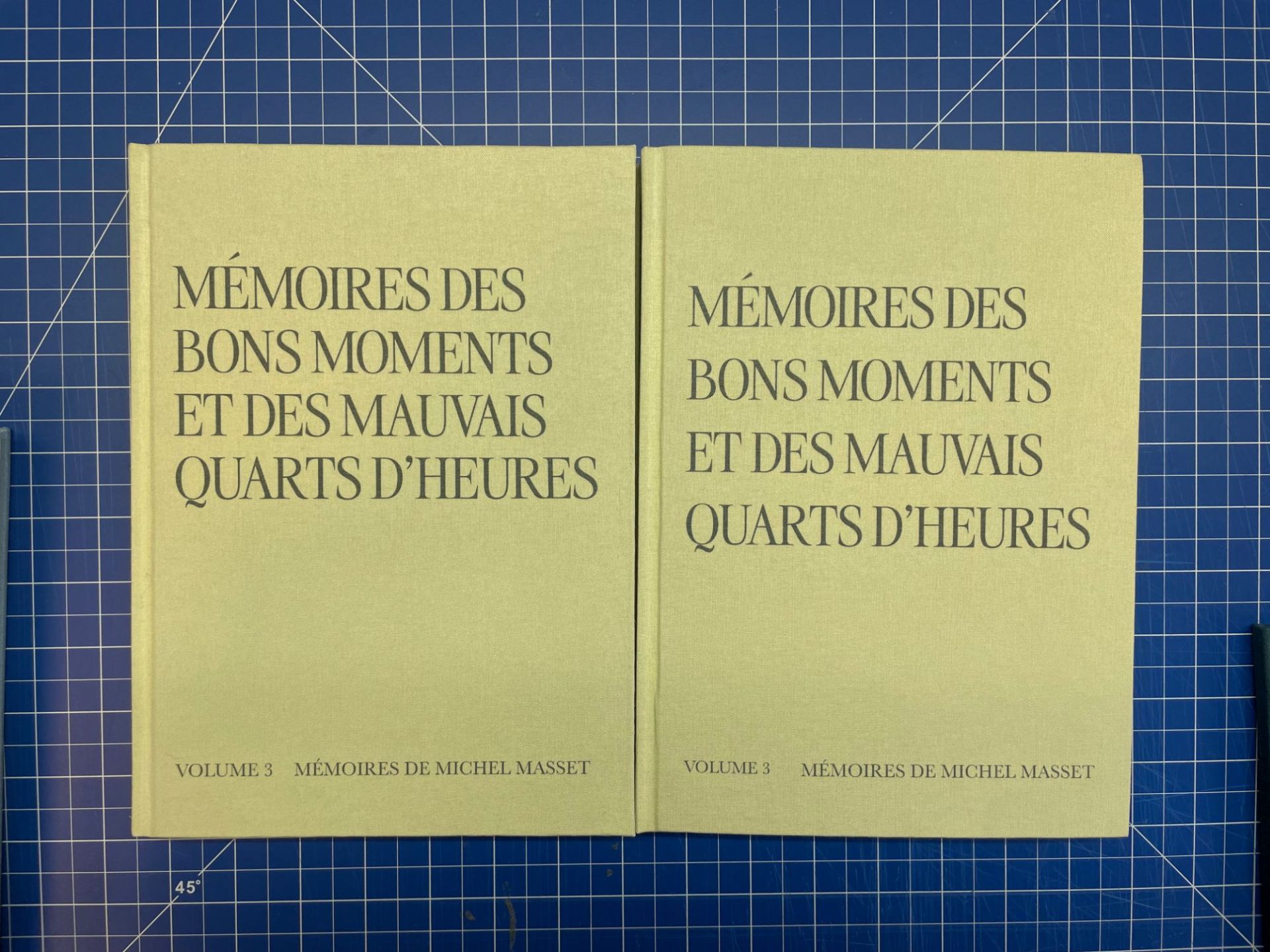Deux volumes de mémoires à couverture jaune, imprimés et reliés